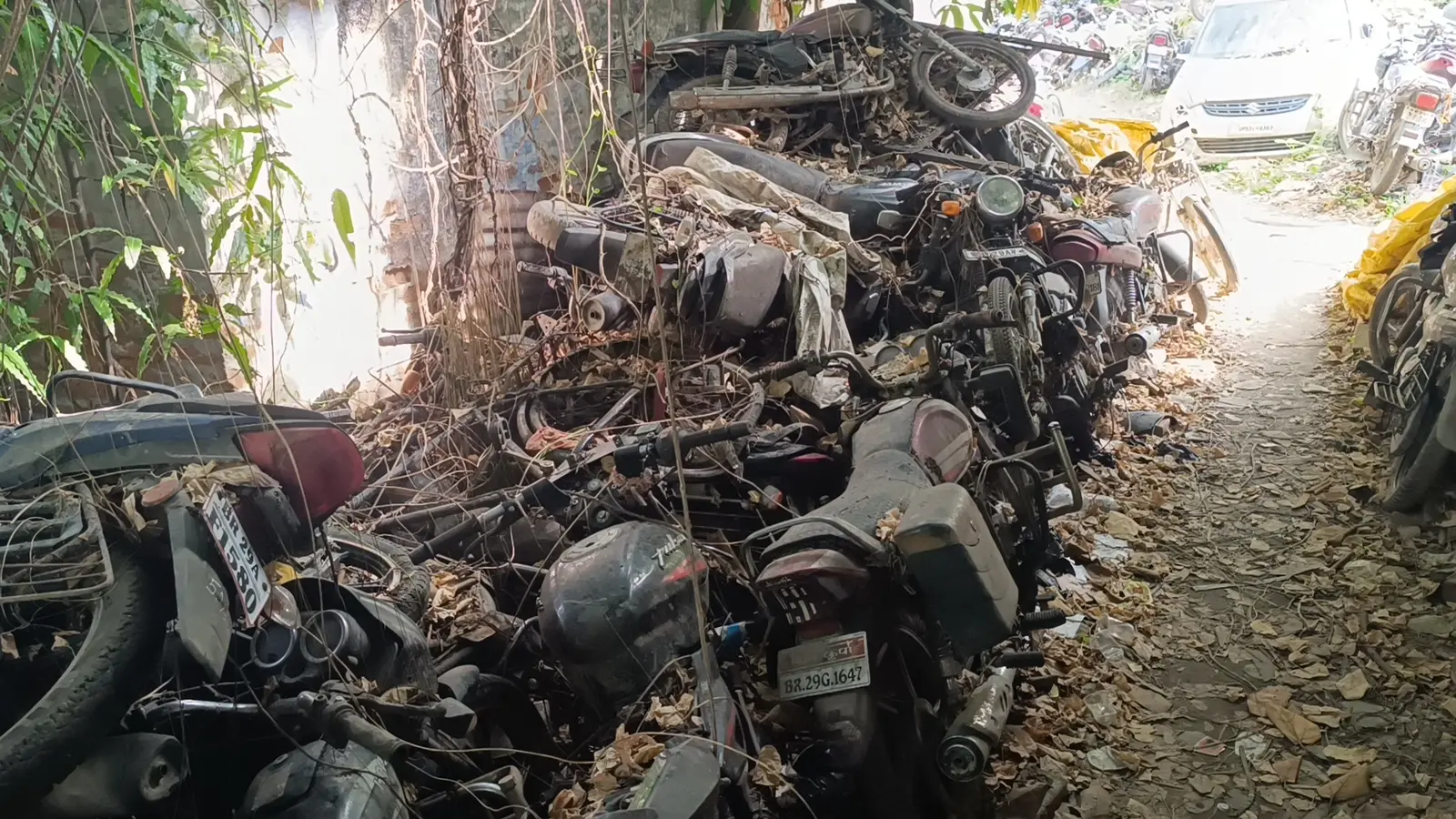 सीवान के थाना में सड़ रहे जब्त वाहन, नीलामी नहीं होने से बढ़ी परेशानी